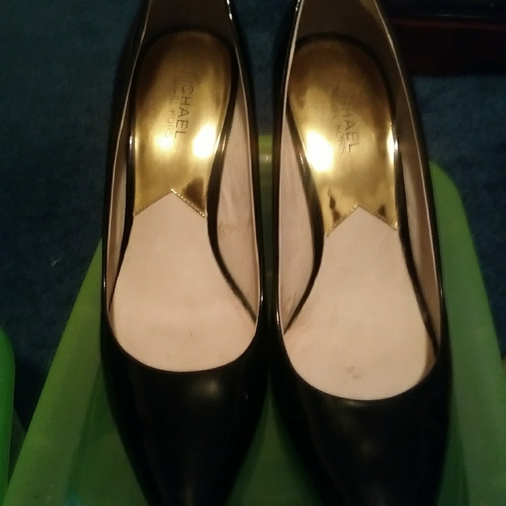 SOLDWomen's Michael Kors patent leather pumps sz 9